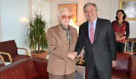 Le représentant permanent de l'Arménie, S.E. Charles Aznavour rencontra le Haut-Commissaire des Réfugiés, António Guterres